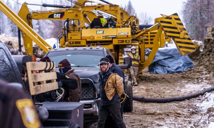 El sheriff del condado de Aitkin arrestó a un grupo de manifestantes en el sitio de construcción del oleoducto de la línea 3, cerca de Palisade, Minnesota, el 9 de enero de 2021. (Kerem Yucel/AFP a través de Getty Images)