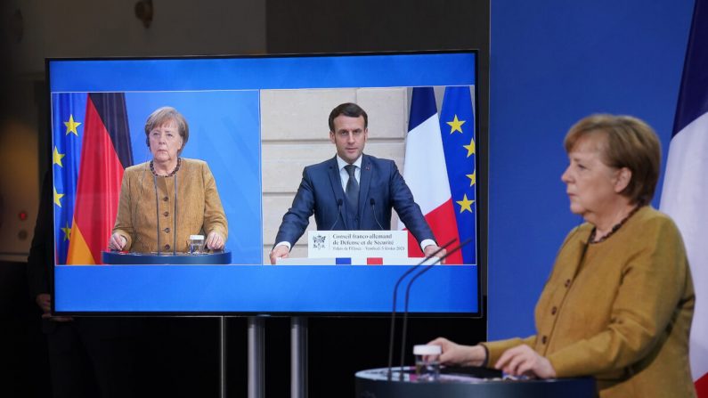 La canciller alemana, Angela Merkel, y el presidente francés, Emmanuel Macron, que sintoniza desde París a través de una videoconferencia, hablan con los medios de comunicación tras las conversaciones en Berlín, Alemania, el 05 de febrero de 2021. (Sean Gallup/Getty Images)
