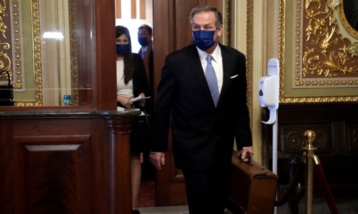 Michael van der Veen, abogado del expresidente Donald Trump, se dirige a la Cámara del Senado antes del quinto día de los juicios de acusación al expresidente, en el Capitolio, en Washington, el 13 de febrero de 2021. (Greg Nash/Getty Images)