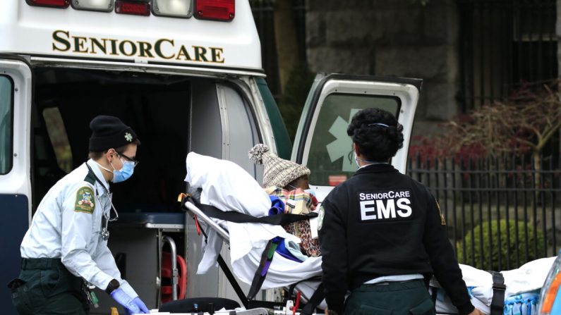 Foto de archivo que muestra a los trabajadores médicos de emergencia llevando a un paciente fuera de un hogar de ancianos en Brooklyn, Nueva York, el 18 de abril de 2020. (Justin Heiman/Getty Images)
