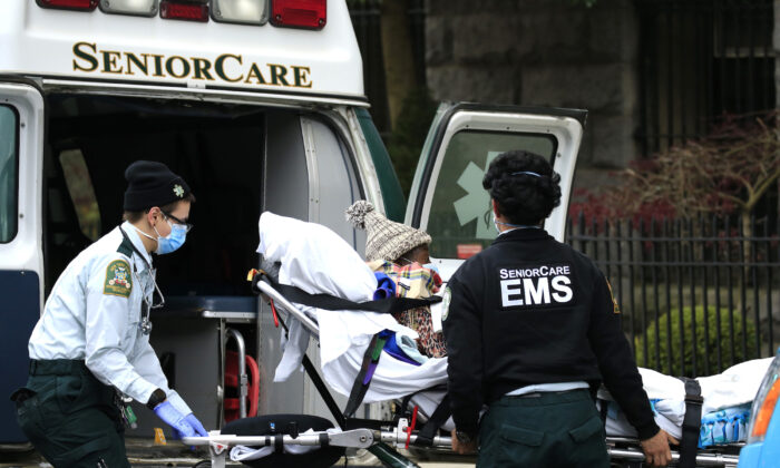 Trabajadores de emergencias médicas trasladan un paciente fuera de un hogar geriátrico en Brooklyn, Nueva York, el 18 de abril de 2020. (Justin Heiman/Getty Images)