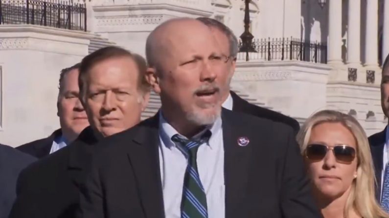 El representante Chip Roy (R-Texas) habla frente al Capitolio sobre la Ley de Igualdad, el 25 de febrero de 2021. (Captura de pantalla Chip Roy Press Office)