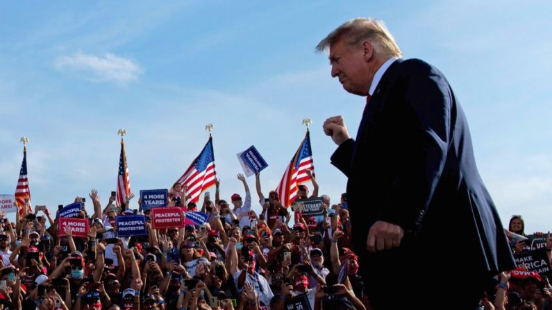 El presidente Donald Trump llega a un mitin "Make America Great Again" en el Aeropuerto Internacional de Ocala, Florida, el 16 de octubre de 2020. (Brendan Smialowski/AFP vía Getty Images)
