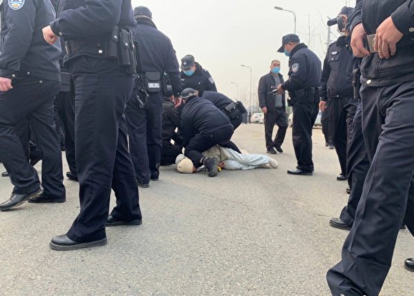 Una manifestante es víctima de un uso excesivo de la fuerza, su cuello es presionado por la pierna y la rodilla de un policía. Proporcionado por un informante a The Epoch Times.
