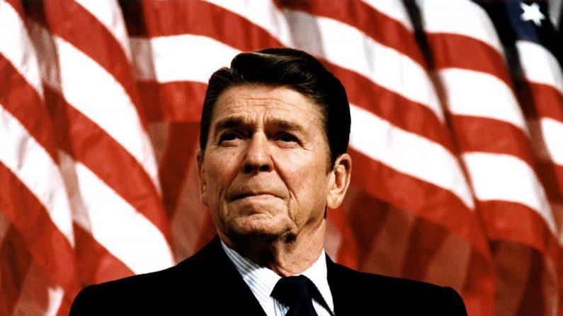 El expresidente de EE. UU., Ronald Reagan, habla en un mitin, el 8 de febrero de 1982. (Michael Evans/The White House/Getty Images)