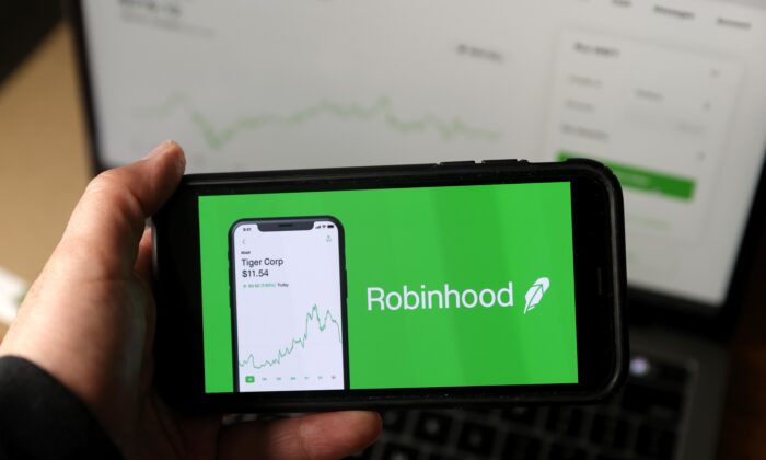 El logotipo de Robinhood en un teléfono inteligente en San Anselmo, California, el 17 de diciembre de 2020. (Justin Sullivan/Getty Images)