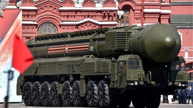 Un sistema ruso de misiles balísticos intercontinentales Yars RS-24 rueda en la Plaza Roja durante el desfile militar del Día de la Victoria en Moscú el 9 de mayo de 2016. (KIRILL KUDRYAVTSEV/AFP vía Getty Images)