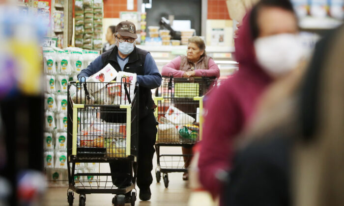 Algunos residentes de Los Ángeles, California, comprando alimentos en medio de la pandemia del virus del PCCh en Estados Unidos, el 19 de marzo de 2020. (Mario Tama/Getty Images)