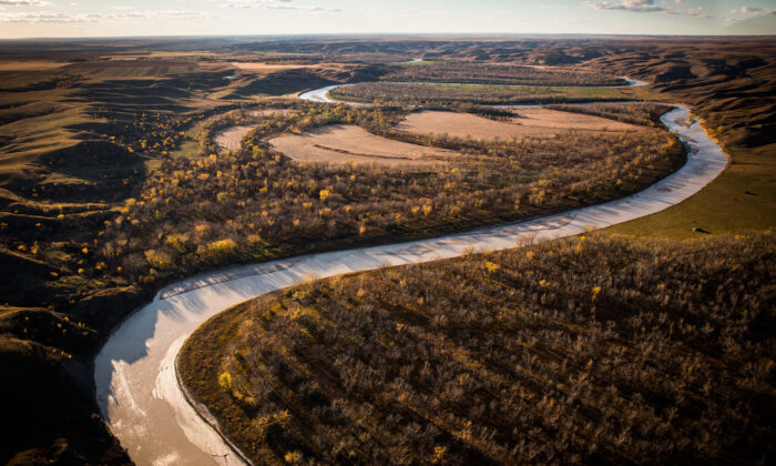 El río White atraviesa el paisaje al sur de Presho, Dakota del Sur, cerca de donde pasaría el propuesto oleoducto Keystone XL, el 13 de octubre de 2014 . (Andrew Burton/Getty Images)