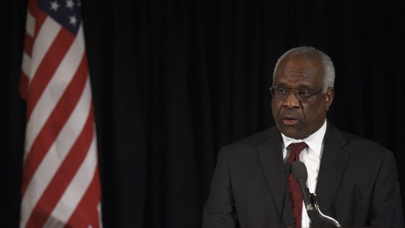 El juez adjunto de la Corte Suprema Clarence Thomas en Washington el 1 de marzo de 2016. (Susan Walsh-Pool/Getty Images)