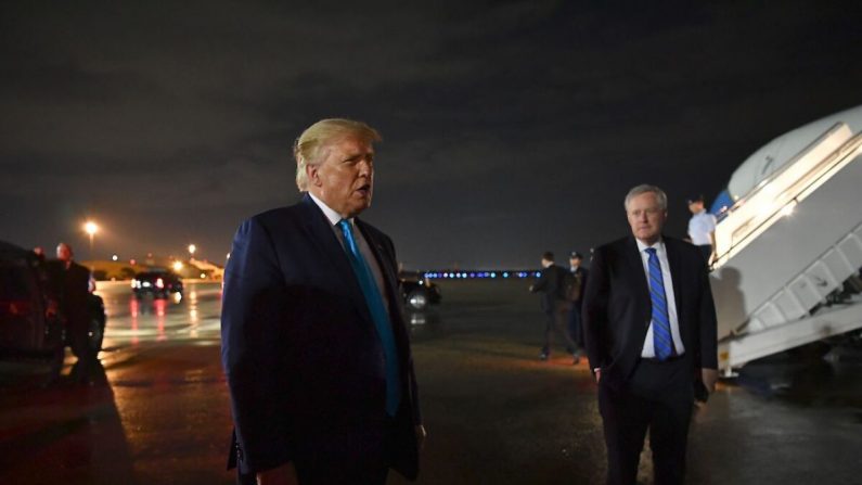 El presidente Donald Trump, junto al jefe de gabinete de la Casa Blanca, Mark Meadows, habla con los periodistas a su llegada a la Base de la Fuerza Aérea Andrews, en Maryland, el 3 de septiembre de 2020. (Mandel Ngan/AFP vía Getty Images)
