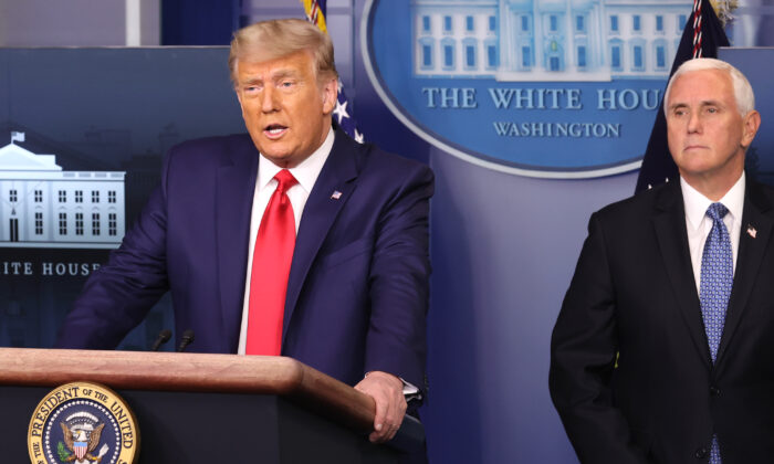 El entonces presidente Donald Trump (izquierda) habla mientras el vicepresidente Mike Pence (derecha) observa en la sala de conferencias de prensa James Brady, en la Casa Blanca, el 24 de noviembre de 2020. (Chip Somodevilla/Getty Images)