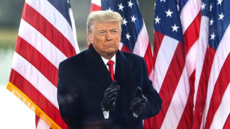 El entonces presidente Donald Trump saluda a la multitud durante el mitin "Stop The Steal" en Washington el 6 de enero de 2021. (Tasos Katopodis/Getty Images)