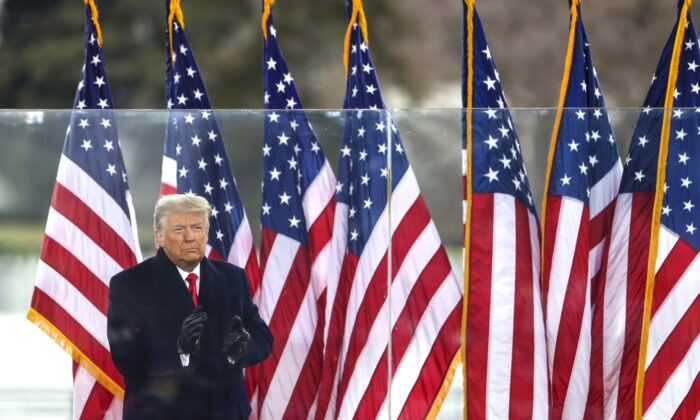 El presidente Donald Trump saluda a la multitud en el mitin "Detengan el Robo" en Washington, el 6 de enero de 2021. (Tasos Katopodis/Getty Images)