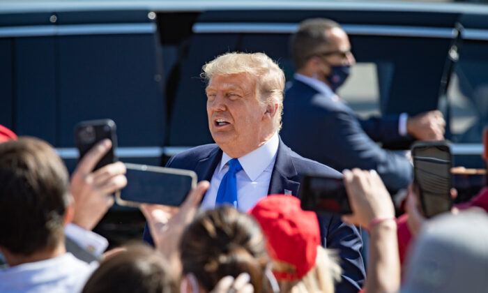 El entonces presidente Donald Trump saluda a sus partidarios en el aeropuerto John Wayne en Santa Ana, California, el 18 de octubre de 2020. (John Fredricks/The Epoch Times)