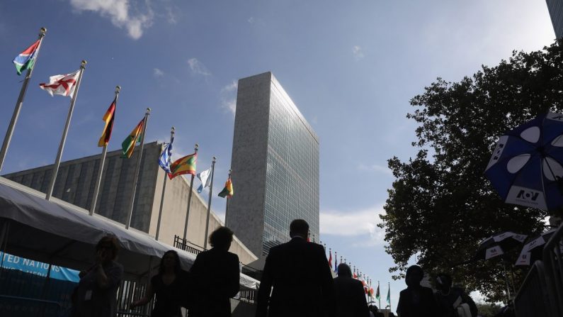 La gente pasa frente a la sede de las Naciones Unidas en la ciudad de Nueva York, el 26 de septiembre de 2018. (John Moore/Getty Images)