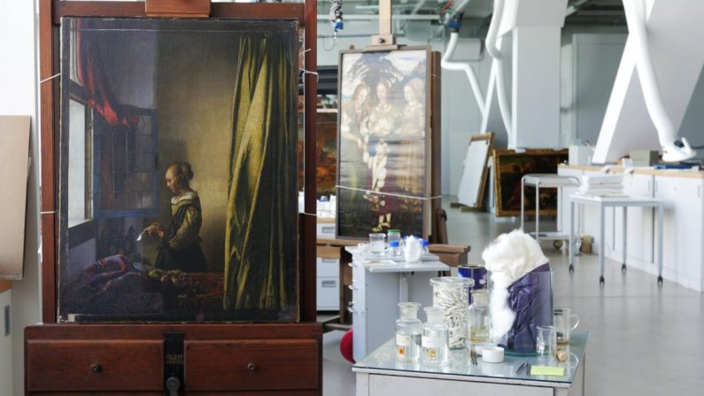 "Lectora en la ventana" de Johannes Vermeer, de 1659, al inicio de su restauración en el taller de la Galería de Imágenes de los Antiguos Maestros, en Dresde, Alemania. (Jürgen Lange / SKD)
