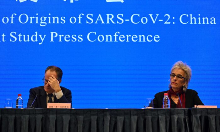 Peter Ben Embarek (izq.) y Marion Koopmans (der.) asisten a una conferencia de prensa para concluir la visita del equipo internacional de expertos de la Organización Mundial de la Salud (OMS) en la ciudad de Wuhan, en la provincia china de Hubei, el 9 de febrero. 2021. (Héctor Retamal/AFP a través de Getty Images)