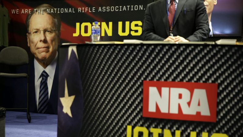 Una foto de Wayne LaPierre se ve en el stand de la Asociación Nacional del Rifle (NRA) durante la CPAC 2019 en National Harbor, Maryland, el 28 de febrero de 2019. (Alex Wong/Getty Images)