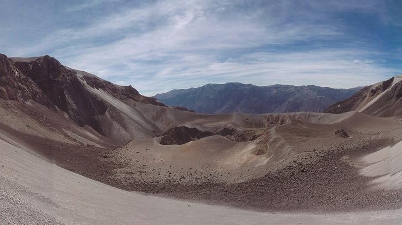 Fotografía cedida por el Instituto Geofísico del Perú del volcán Huaynaputina, el 25 de febrero de 2021. EFE
