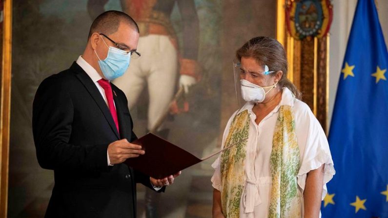 El canciller chavista, Jorge Arreaza (i), entrega el 24 de febrero de 2021 la carta con la que declara persona non grata a la embajadora de la Unión Europea, Isabel Brilhante (d), en Caracas (Venezuela). EFE/ Rayner Peña