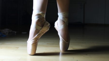 Joven brasileña nacida sin brazos logra convertirse en bailarina de ballet: «No siento que los necesite”