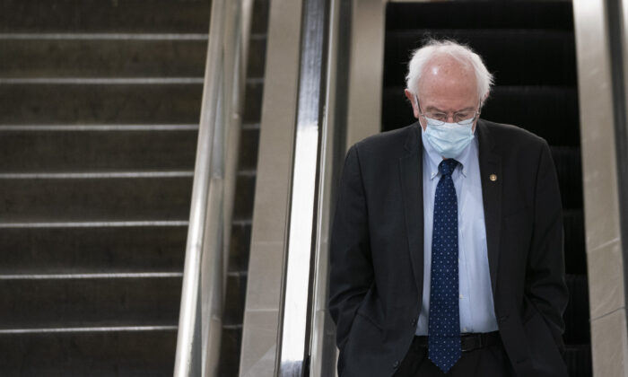 El senador Bernie Sanders (I-Vt.) camina en el Capitolio en Washington, el 2 de febrero de 2021. (Drew Angerer/Getty Images)