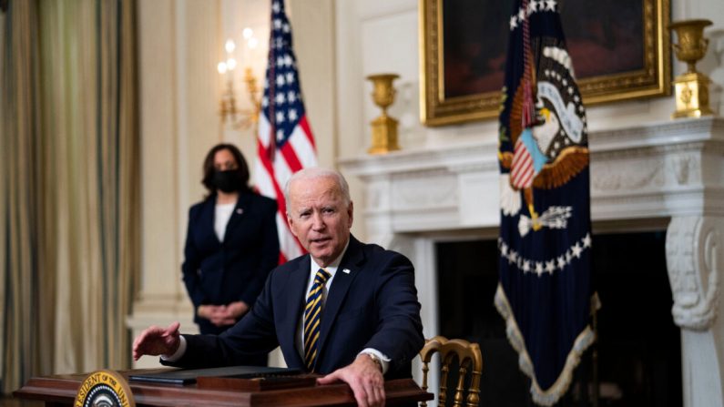 El presidente de Estados Unidos, Joe Biden, firma una orden ejecutiva sobre la economía con la vicepresidenta Kamala Harris en la Casa Blanca, el 24 de febrero de 2021. (Doug Mills-Pool/Getty Images)
