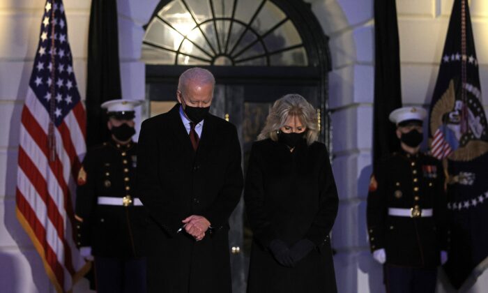 El presidente Joe Biden y la primera dama Jill Biden participan en un minuto de silencio en el Pórtico Sur de la Casa Blanca el 22 de febrero de 2021. (Alex Wong/Getty Images)