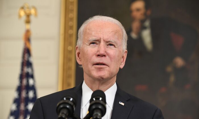 El presidente de EE.UU. Joe Biden habla en la Casa Blanca, en Washington, el 24 de febrero de 2021. (Saul Loeb/AFP a través de Getty Images)