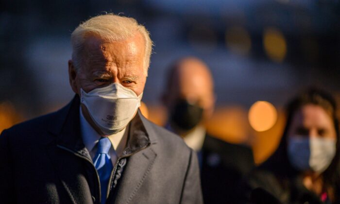 El presidente Joe Biden sale de la Casa Blanca para pasar el fin de semana en Camp David el 12 de febrero de 2021. (Eric Baradat/AFP vía Getty Images)