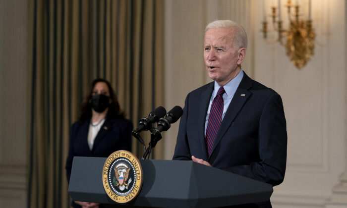 El presidente de EE.UU., Joe Biden, pronuncia un discurso sobre la necesidad de la legislación de ayuda para afrontar la pandemia del virus del PCCh propuesta por su gobierno, de 1.9 billones de dólares, en la Casa Blanca, en Washington, el 5 de febrero de 2021. Al costado observa la vicepresidenta Kamala Harris, (Stefani Reynolds-Pool/Getty Images)