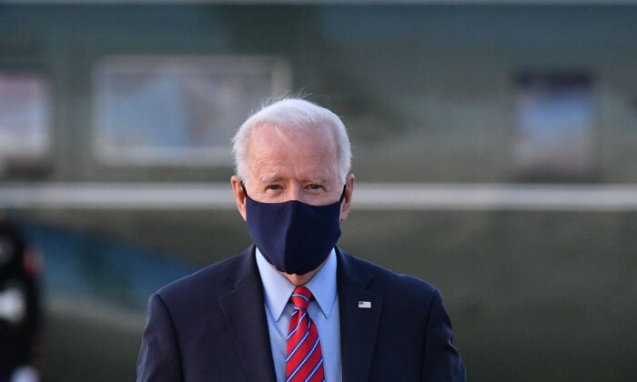 El presidente, Joe Biden, se dirige a abordar el Air Force One antes de partir de la Base de la Fuerza Aérea Andrews, en Maryland, el 5 de febrero de 2021. (Mandel Ngan/AFP a través de Getty Images)