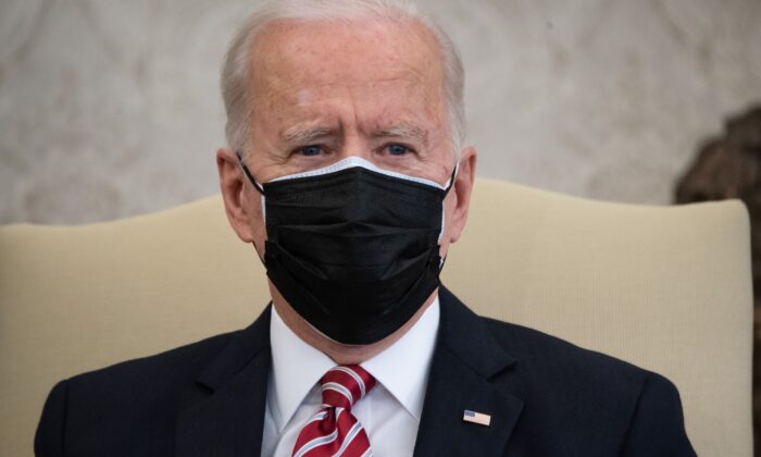 El presidente Joe Biden en la Oficina Oval de la Casa Blanca, en Washington, el 17 de febrero de 2021. (Saul Loeb/AFP a través de Getty Images)