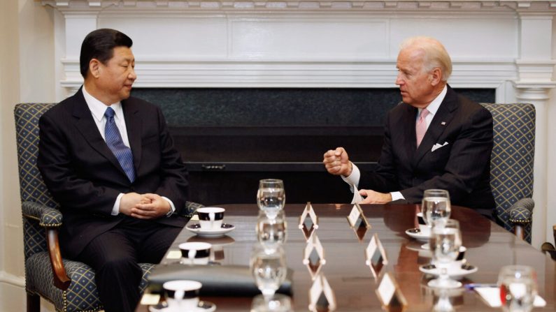 El entonces vicepresidente de Estados Unidos, Joe Biden (R), y el entonces vicelíder de China, Xi Jinping, hablan durante una reunión bilateral ampliada con otros funcionarios estadounidenses y chinos en la Sala Roosevelt de la Casa Blanca en Washington el 14 de febrero de 2012. (Chip Somodevilla/Getty Images)
