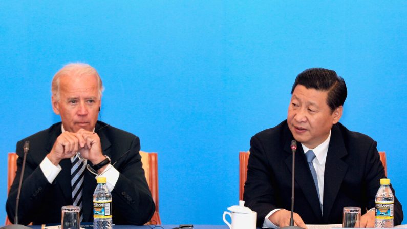 El entonces vicelíder chino Xi Jinping (D) habla durante las conversaciones con el entonces vicepresidente estadounidense Joe Biden y líderes empresariales chinos en el Hotel Beijing en Beijing, China, el 19 de agosto de 2011. (Lintao Zhang/Getty Images)
