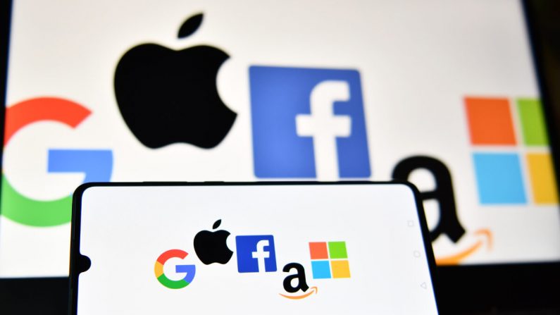 Una fotografía de archivo de una ilustración muestra los logotipos de Google, Apple, Facebook, Amazon y Microsoft en la pantalla de un celular y de una laptop. (Justin Tallis/AFP vía Getty Images)
