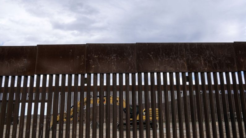 Una excavadora se estaciona entre las vallas en una sección reforzada de la valla fronteriza entre Estados Unidos y México al este de Tijuana, estado de Baja California, México, el 20 de enero de 2021. (Guillermo Arias/AFP a través de Getty Images)