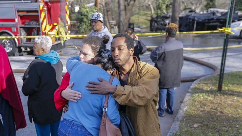 En una tragedia que ha enlutado a la comunidad hispana de Georgia, una madre latina y sus tres hijas pequeñas murieron este sábado 6 de febrero de 2021 tras incendiarse su casa móvil en la localidad de Snellville, al este de Atlanta, informaron las autoridades locales. EFE/Erik S. Lesser/Archivo