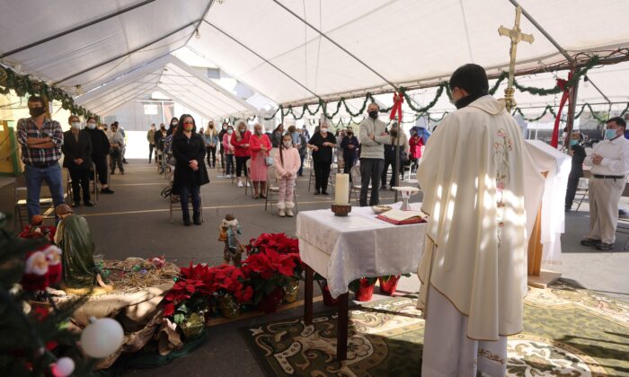 El padre Rafael Saiz celebra una misa en la iglesia católica de Santa María en Los Ángeles, California, el 25 de diciembre de 2020. (Mario Tama/Getty Images)