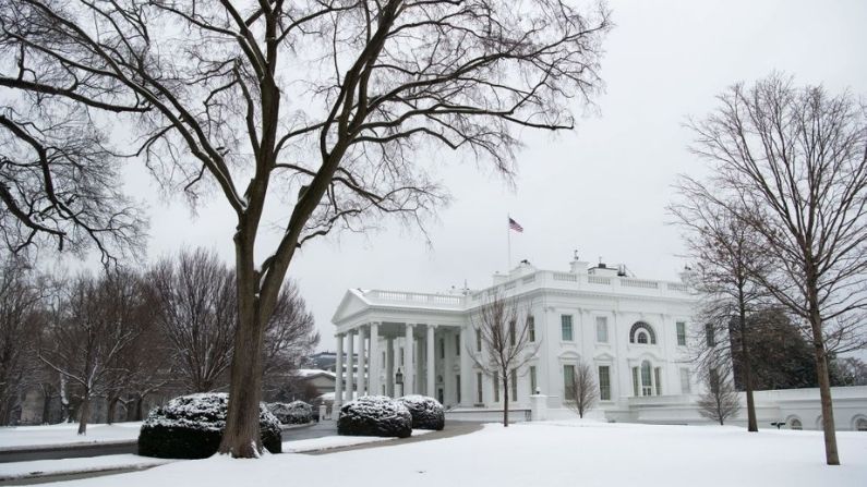 La nieve se ve en el jardín norte de la Casa Blanca en Washington, DC, 1 de febrero de 2021. (SAUL LOEB/AFP vía Getty Images)