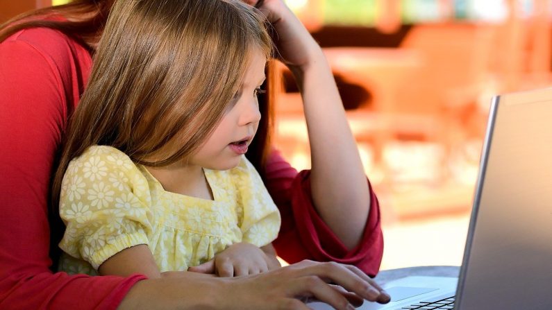 Una niña haciendo las tareas escolares en su casa familiar. (Chuck_Underwood/Pixabay)
