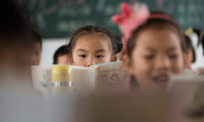 Escolares chinos asisten a clase en una escuela primaria del condado de Pingjiang, en la provincia china de Hunan, el 8 de octubre de 2015. (Johannes Eisele/AFP vía Getty Images)