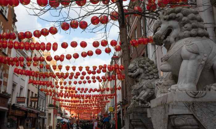 Varias personas caminan por el barrio chino de Londres (Inglaterra) el 12 de febrero de 2021. (Dan Kitwood/Getty Images)