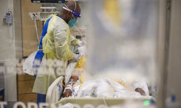 Enfermeras con equipo de protección personal atienden a los pacientes en la unidad de cuidados intensivos COVID-19 del Hospital Comunitario Martin Luther King Jr. en Los Ángeles, California, el 6 de enero de 2021. (Patrick T. Fallon/AFP vía Getty Images)