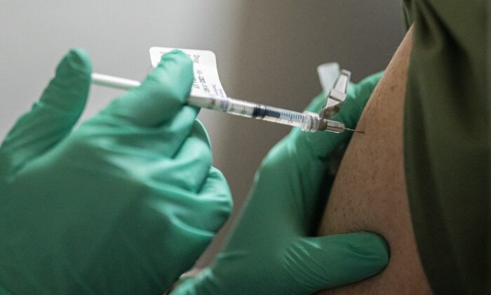 Una persona recibe la vacuna contra la COVID-19 en Portland, Oregón (EE.UU.), el 16 de diciembre de 2020. 
(Nathan Howard/Getty Images)