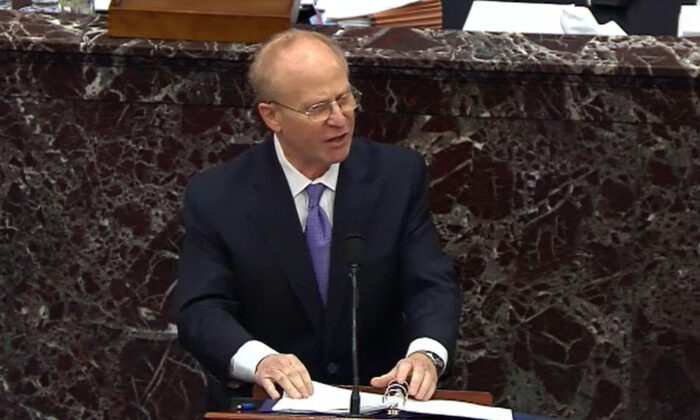 David Schoen, abogado defensor del expresidente Donald Trump, habla durante la cuarta jornada del segundo juicio de impeachment del expresidente Donald Trump en el Capitolio de Estados Unidos en Washington, el 12 de febrero de 2021. (congress.gov via Getty Images)