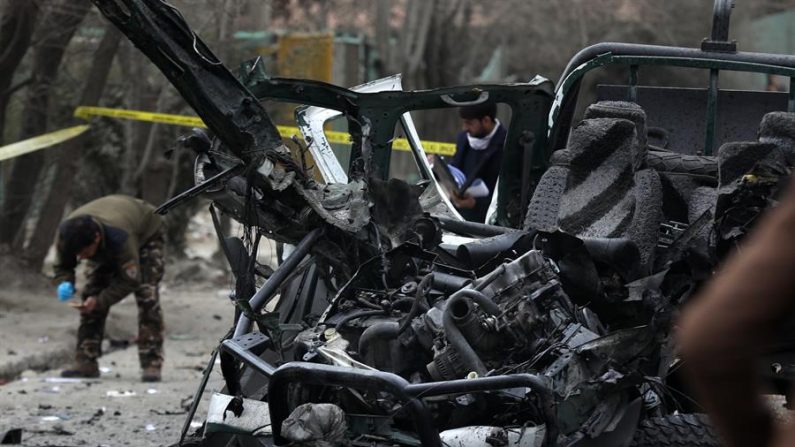 Oficiales de seguridad afganos inspeccionan la zona tras un ataque contra un vehículo en el que fallecieron dos miembros de las fuerzas de seguridad en el Distrito 3 de Kabul. EFE/ Hedayatullah Amid