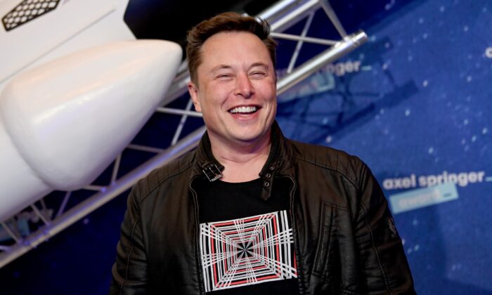 El propietario de SpaceX y CEO de Tesla, Elon Musk, posa en la alfombra roja del Premio Axel Springer 2020, en Berlín, Alemania, el 1 de diciembre de 2020. (Britta Pedersen/Pool/Getty Images)