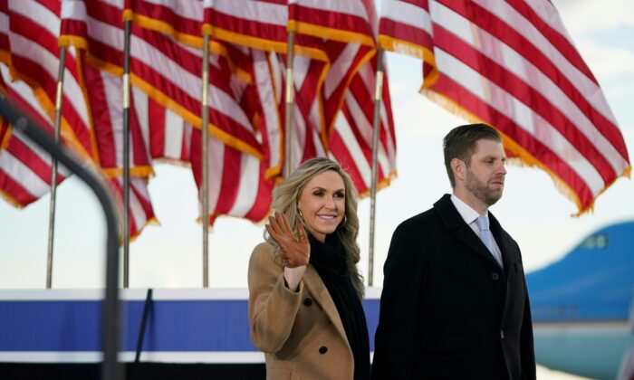 Eric Trump y su esposa Lara llegan a la despedida del presidente saliente de Estados Unidos, Donald Trump, y de la primera dama, Melania Trump, en la Base Conjunta Andrews, en Maryland, el 20 de enero de 2021. (Alex Edelman/AFP vía Getty Images)